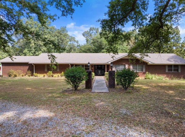 721 W George Pike Ln, DeWitt, AR 72042