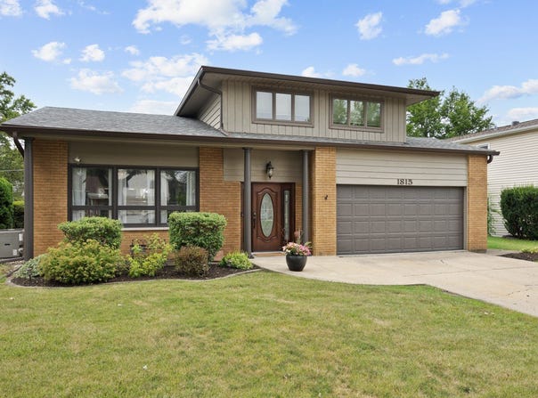 1815 Azalea Lane, Mount Prospect, IL 60056