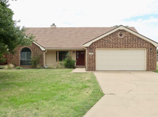 2705 Holliday Dr, Plainview, TX 79072