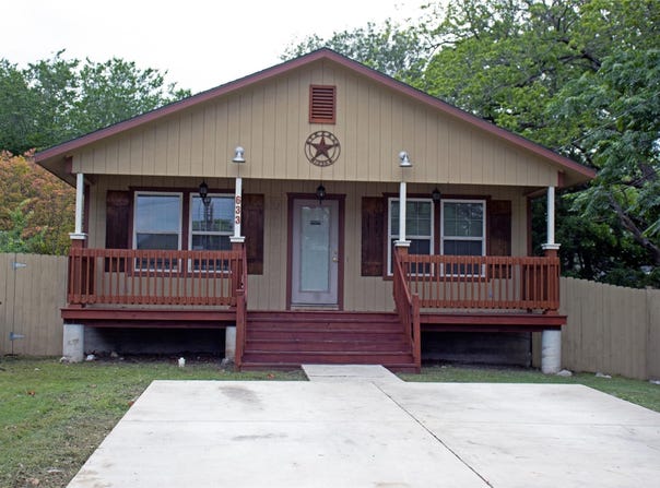633 S Commerce St, Lockhart, TX 78644