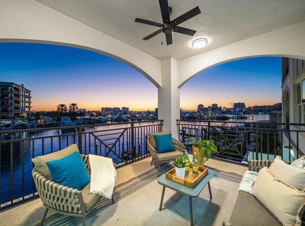 211 DOLPHIN Point, CLEARWATER, FL 33767