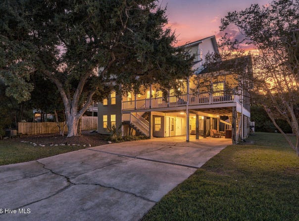 106 SE 44th Street, Oak Island, NC 28465