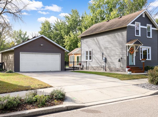 412 E 1st Street, Chaska, MN 55318