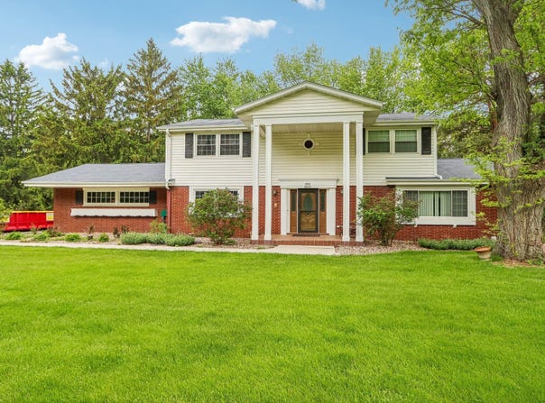 W326N6575 Sylvian Dr, Hartland, WI 53029