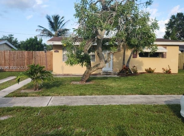 772 Gardenia Dr, Royal Palm Beach, FL 33411