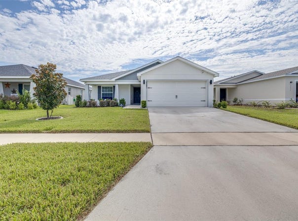 2081 GOLDEN BEAK Drive, EAGLE LAKE, FL 33839