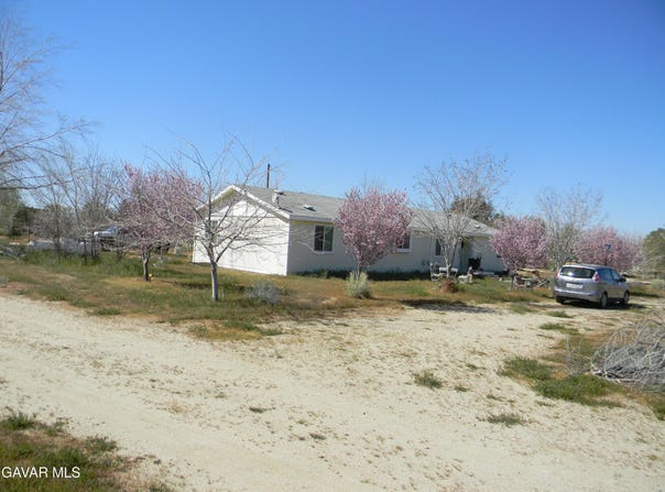 16846 E Avenue T, Llano, CA 93544