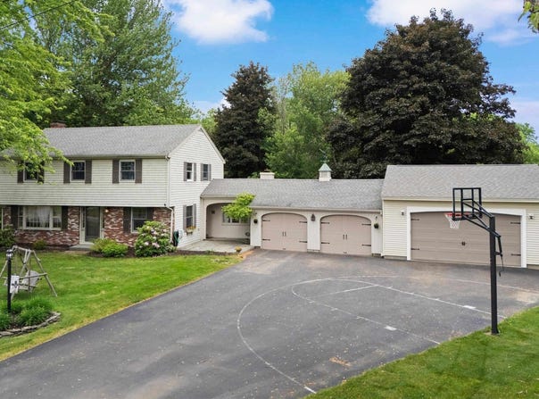 13 William Circle, Stratham, NH 03885