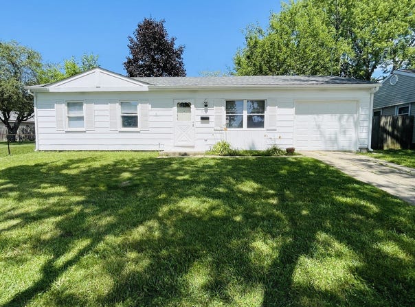 808 Sunset Circle, Streamwood, IL 60107