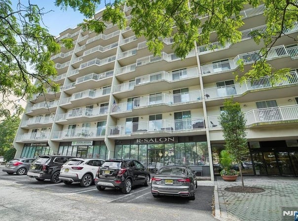 1055 River Road, Edgewater, NJ 07020