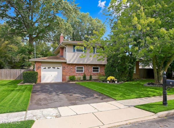 45 Oak Terrace, Howell, NJ 07731