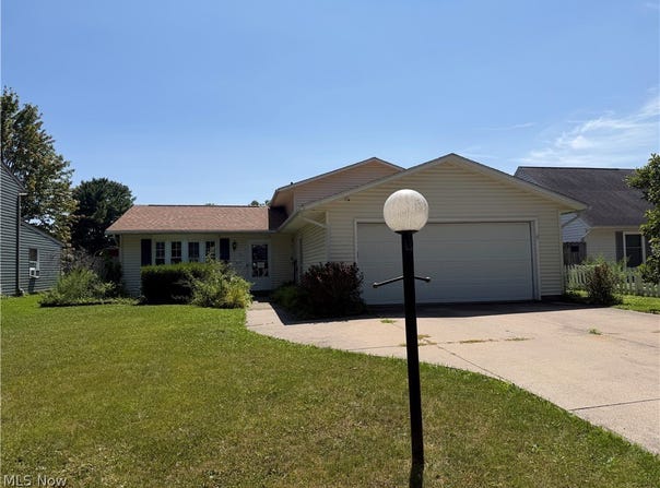 615 Bowling Green Circle, Elyria, OH 44035