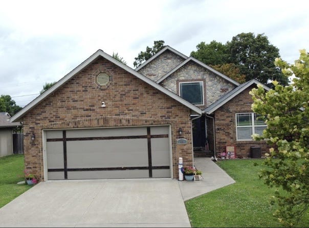 409 Brittany Court, Aurora, MO 65605