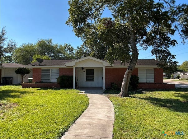 2101 E Mesquite Lane, Victoria, TX 77901