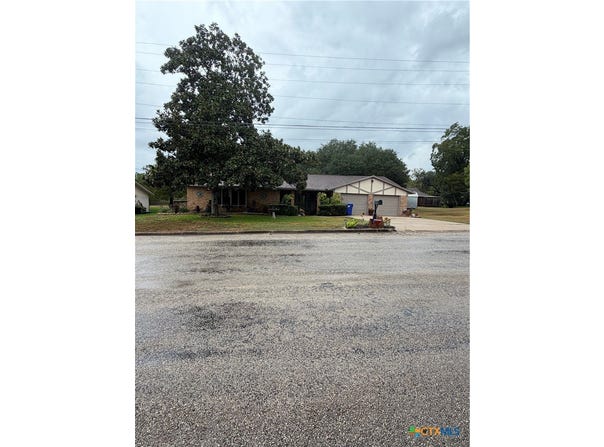 904 Carroll Dr, Yoakum, TX 77995