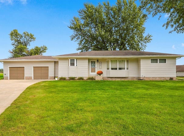 201 Rainbow Drive, Fairbank, IA 50629