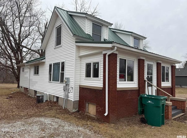 305 W MARKET Street, Table Grove, IL 61482