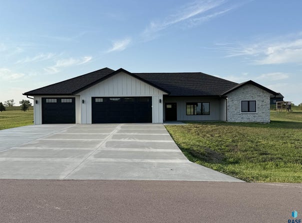 106 Caleb Ct, Parker, SD 57053