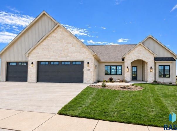 5501 E Morningside Cir, Sioux Falls, SD 57110