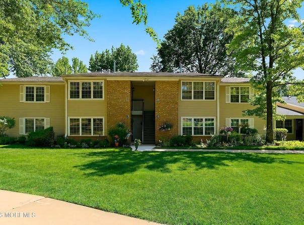 11 Boxwood Terrace, Red Bank, NJ 07701