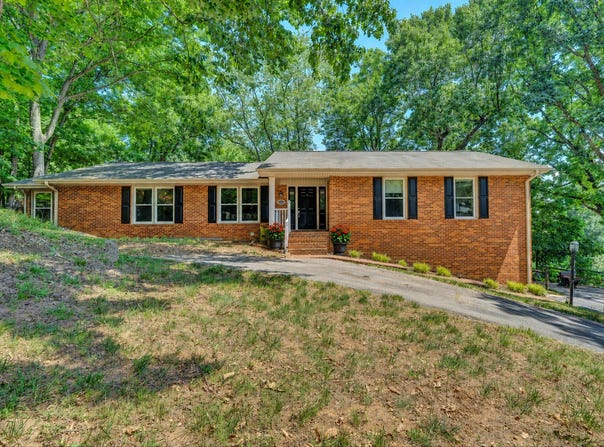4189 Toddsbury Dr, Vinton, VA 24179