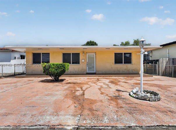 733 W 33rd St, Hialeah, FL 33012