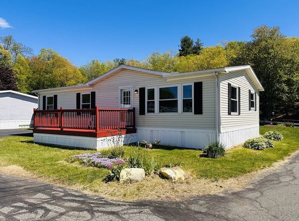93 Grochmal Ave, Springfield, MA 01150