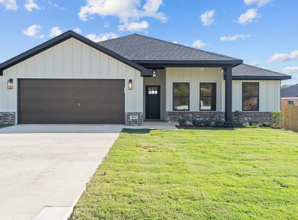 16517 Crossing Circle, Lindale, TX 75771