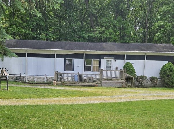6735 N 850 E, Howe, IN 46746