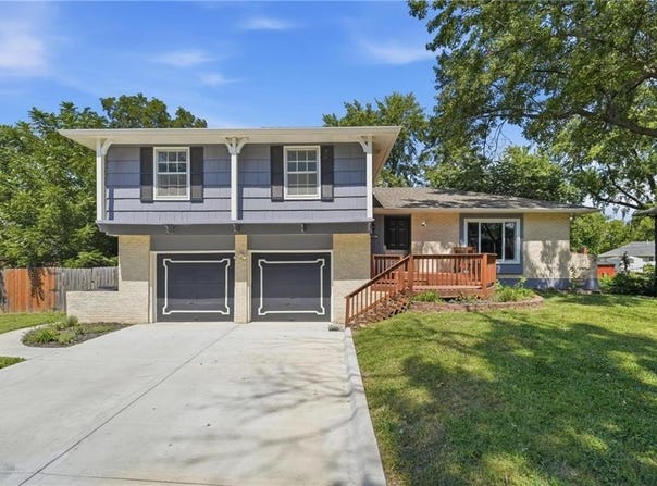 1002 E Willow Drive, Olathe, KS 66061