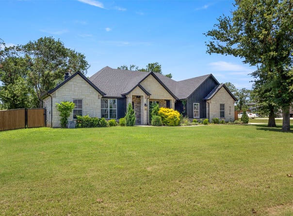 904 Taylor Branch, Springtown, TX 76082