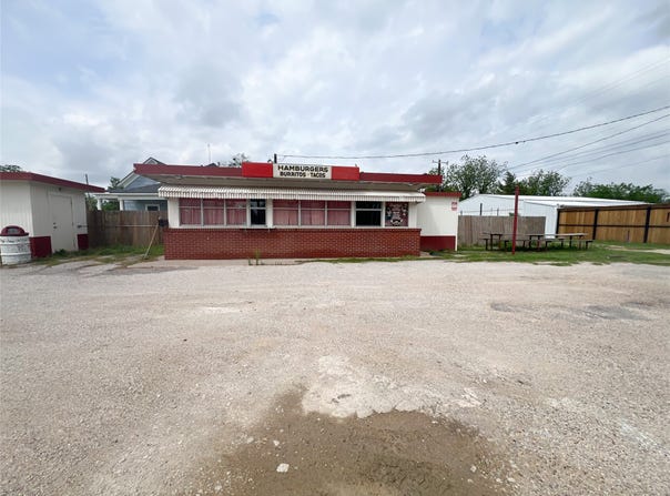 302 E Omega Street, Henrietta, TX 76365