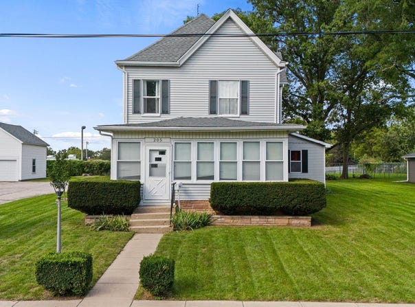205 W BURTON Avenue, Eureka, IL 61530