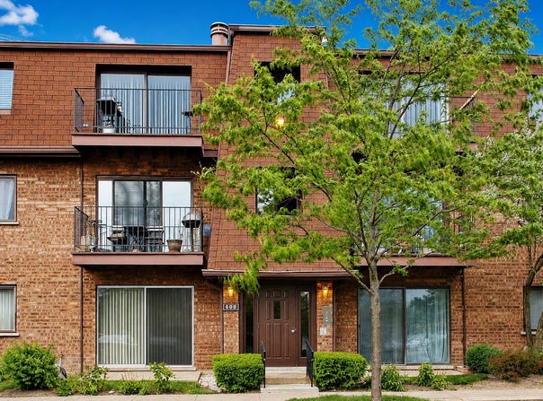 600 Cobblestone Circle, Glenview, IL 60025