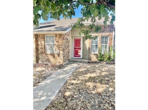 2137 Goodrich Drive, Moore, OK 73170