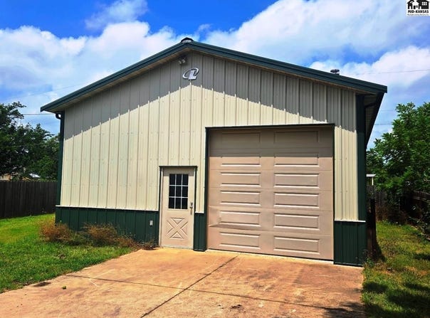 1420 E 9th St, Newton, KS 67114