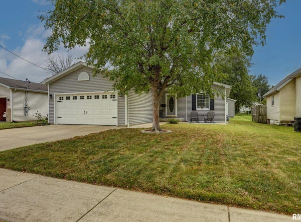912 W ADAMS Street, Taylorville, IL 62568