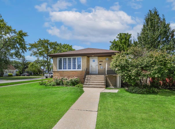 8044 Menard Avenue, Burbank, IL 60459