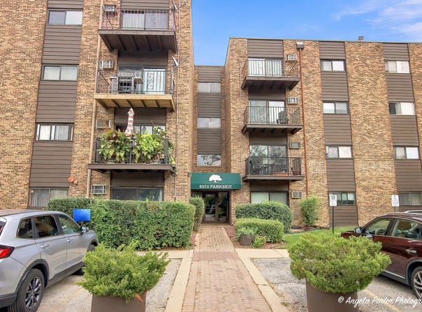 8970 N Parkside Avenue, Des Plaines, IL 60016