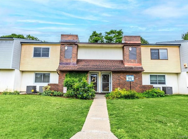 42 Pointe Circle S, Coram, NY 11727