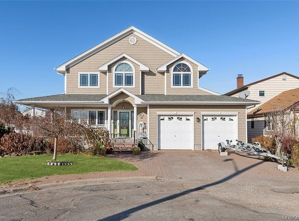 4 Quebec Road, Island Park, NY 11558