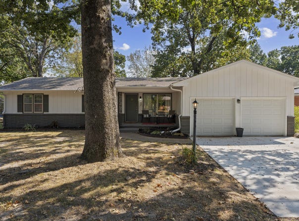 22 E 15th Street, Grove, OK 74344