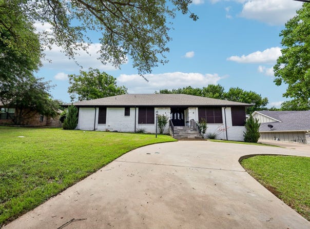 5209 Fairway Circle, De Cordova, TX 76049