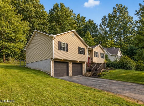 105 Cedar Circle, Jacksboro, TN 37757