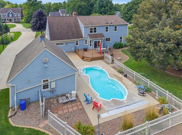 149 Hickory Dr, Delafield, WI 53018