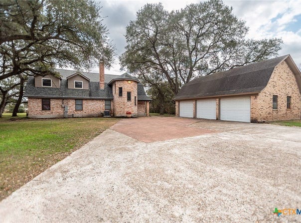 363 Kolle Street, Inez, TX 77968