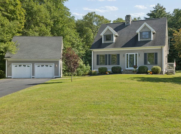 5 School St, Granby, MA 01033