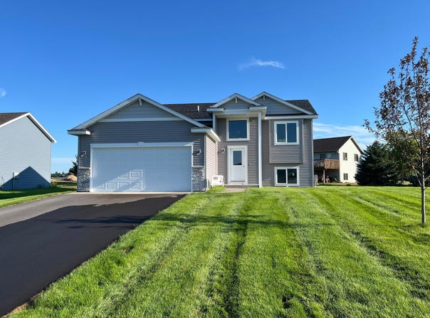 1802 Oak Pond Drive NW, Sauk Rapids, MN 56379