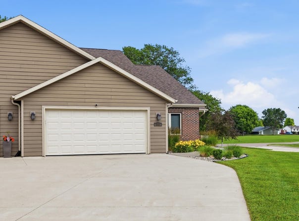 300 Prairie Bluff Dr., Sergeant Bluff, IA 51054