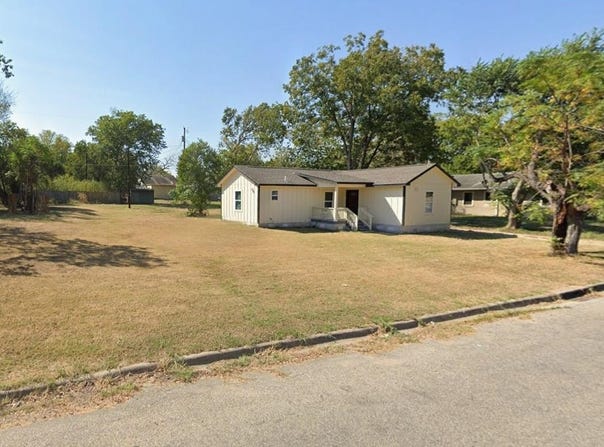 904 E Austin St, Luling, TX 78648